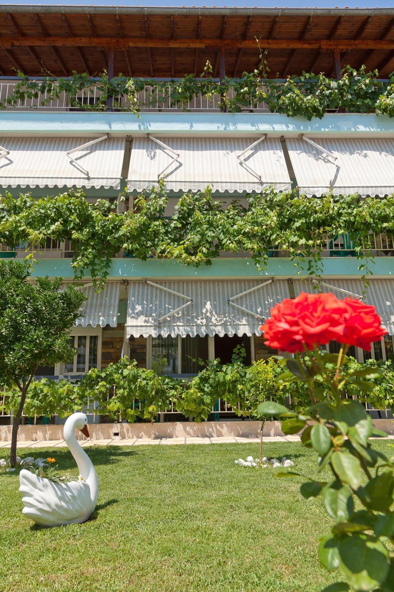Artemis Apartments Paralia Dionysiou Bagian luar foto