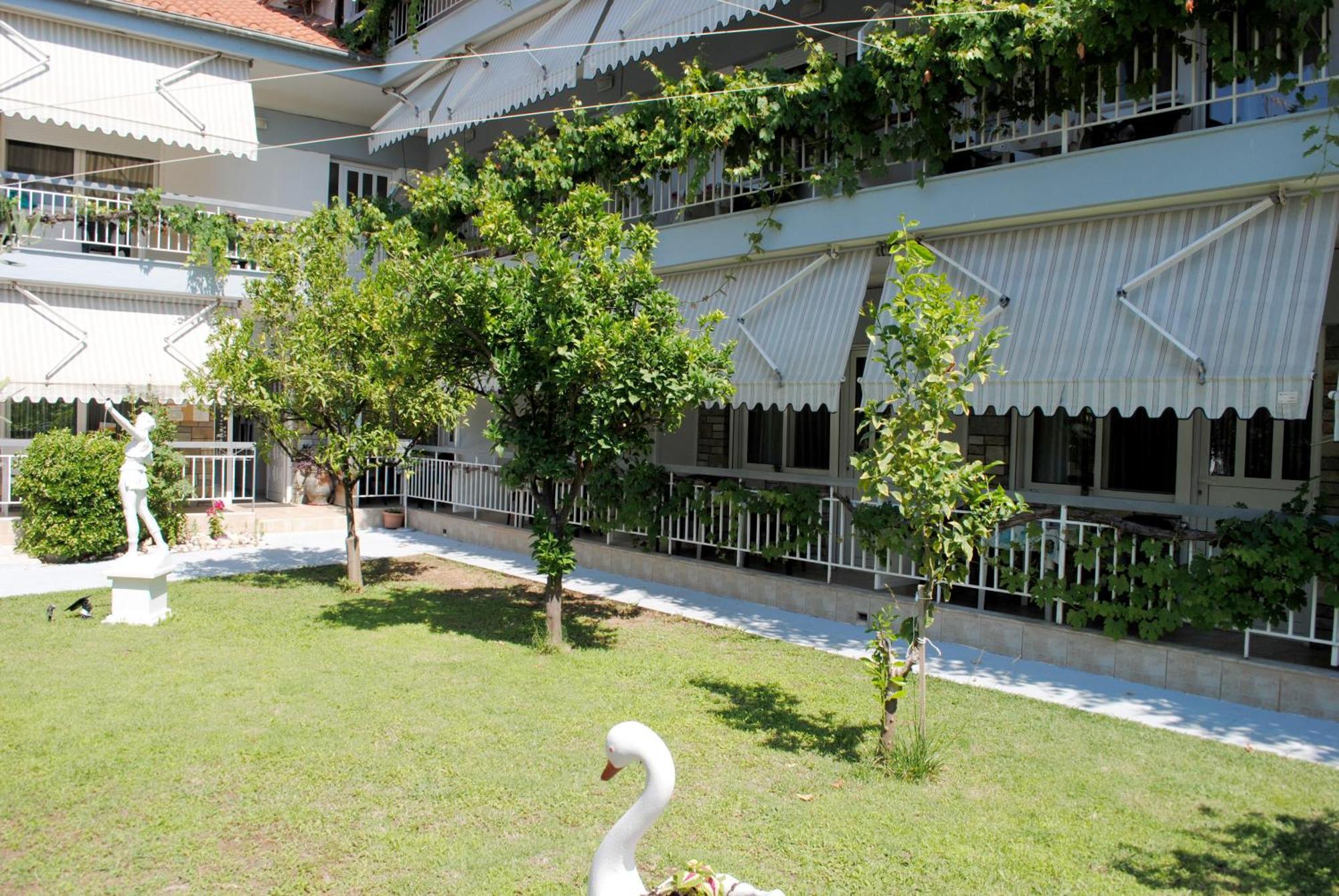 Artemis Apartments Paralia Dionysiou Bagian luar foto
